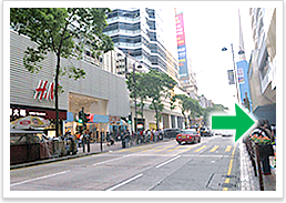 [2] 横过「H＆M」店前的马路，进入海港城。
