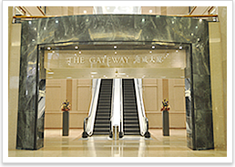 [4] 乘搭入口正面写着港威大厦的扶手电梯。